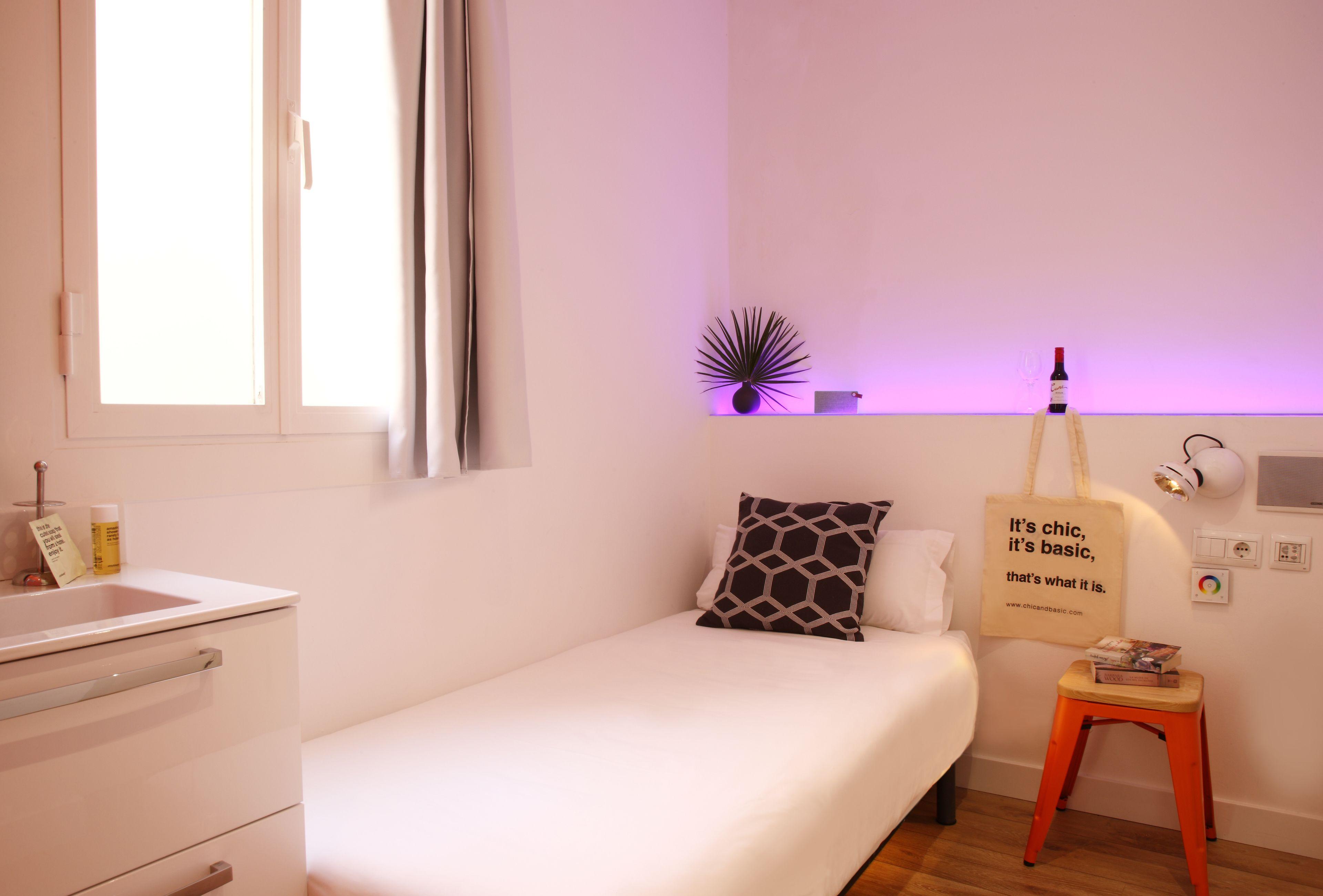 Chic & Basic Tallers Hostal — Photos 1
